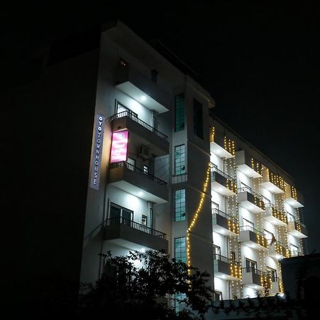 Townhouse Navneeta Grand Hotel Kakarmatha Exterior photo