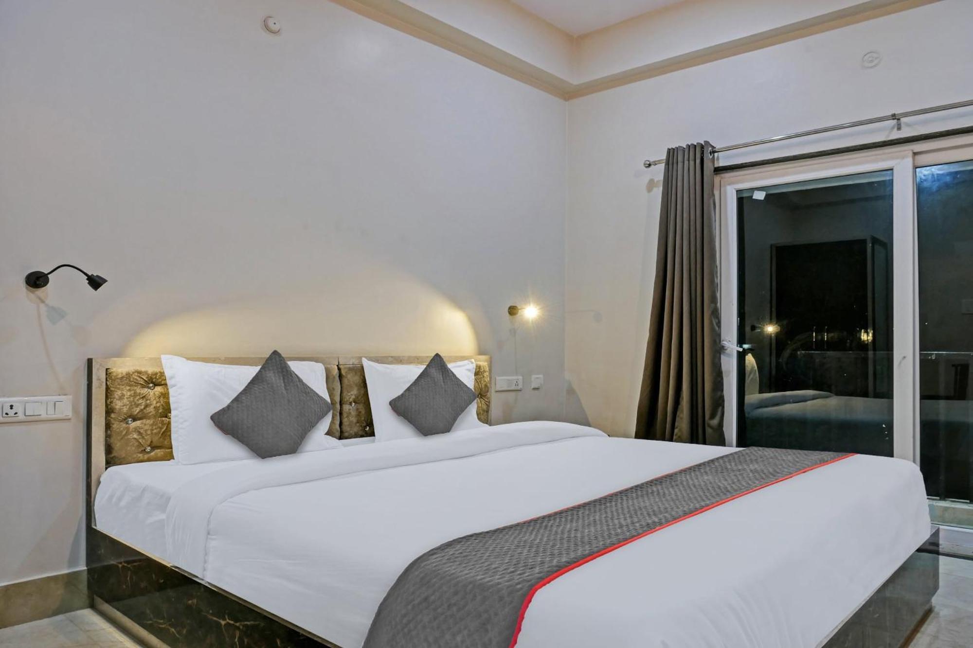 Townhouse Navneeta Grand Hotel Kakarmatha Exterior photo