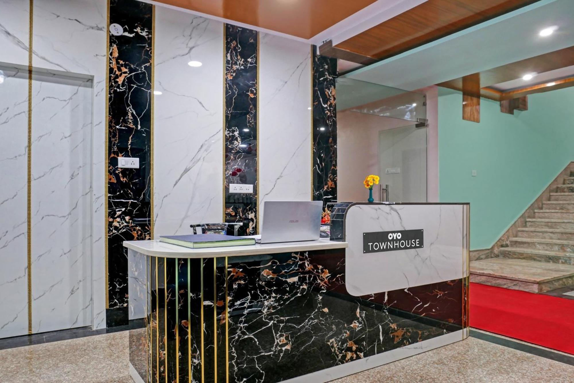 Townhouse Navneeta Grand Hotel Kakarmatha Exterior photo