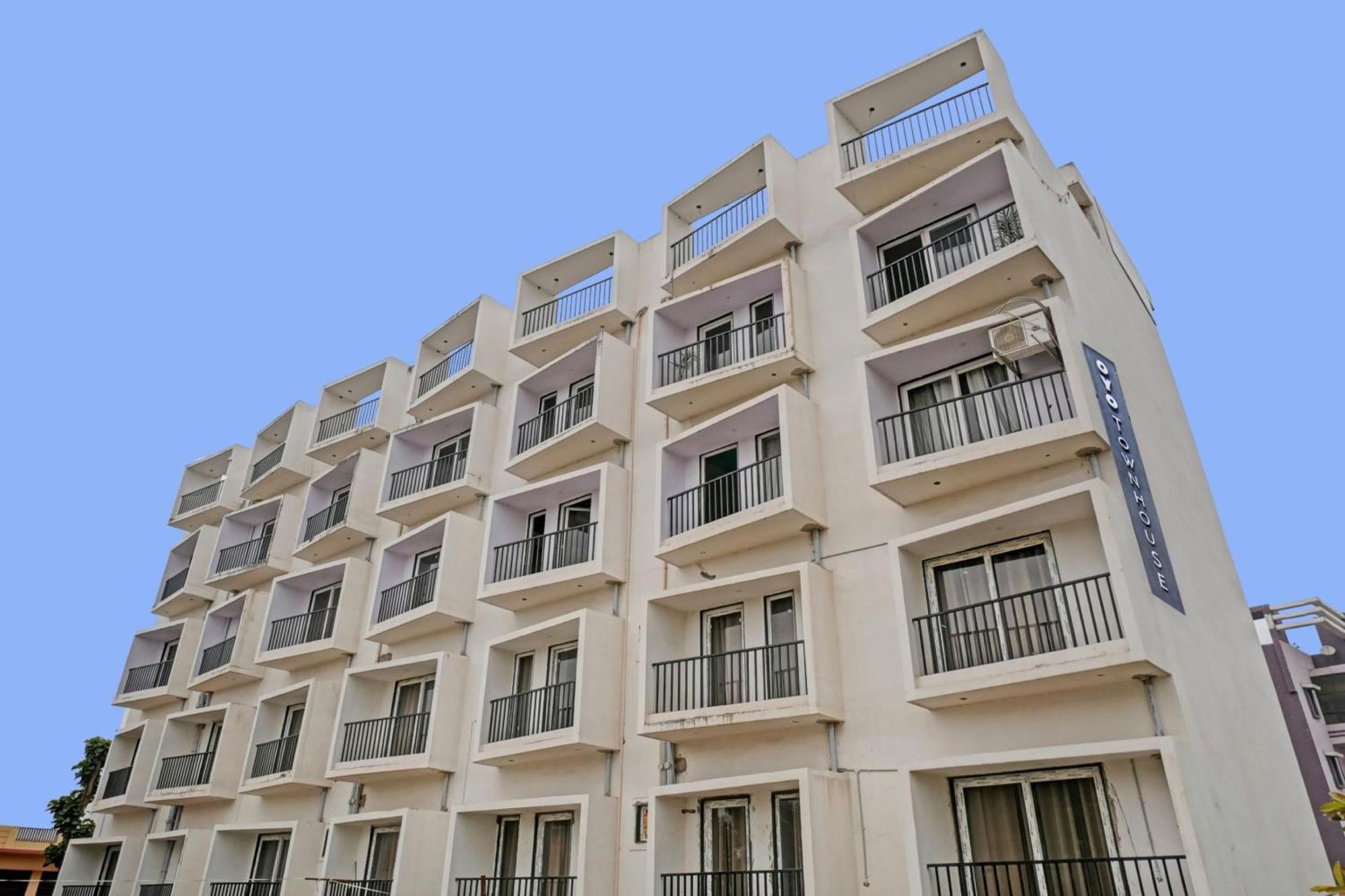 Townhouse Navneeta Grand Hotel Kakarmatha Exterior photo