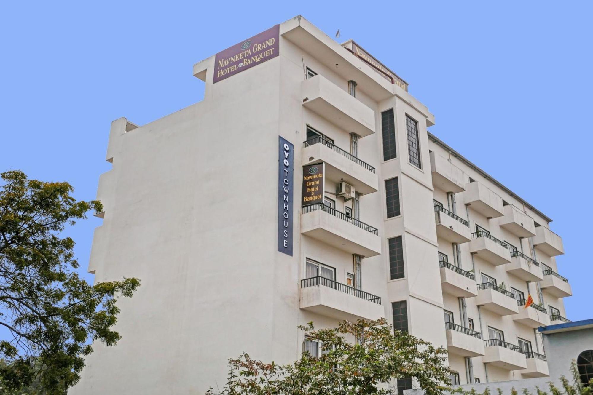 Townhouse Navneeta Grand Hotel Kakarmatha Exterior photo